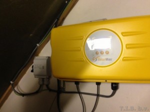Dit is de omvormer, deze zet de stroom van de panelen om in netstroom
